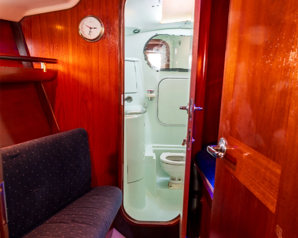SAILBOAT BENETEAU BATHROOM.