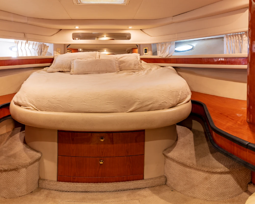 YATE SUNDANCER CAMAROTE PROA